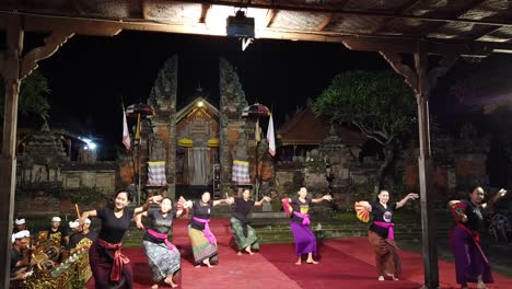 Balinesische-Tänzerinnen-Führen-Nachts-Legong-Mit-Gamelan-Musik-Im-Bali-Tempel-Auf