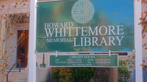 Howard-Whittemore-Memorial-Library-Schild-Und-Öffnungszeiten-Der-Bibliothek-Am-Eingang-In-Naugatuck,-Connecticut,-USA