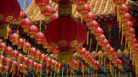 Blick-Auf-Die-Wunderschönen-Roten-Laternen,-Die-In-Einem-Chinesischen-Tempel-Im-Wind-Wehen