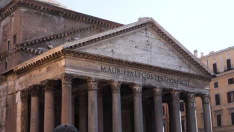Touristen-Besuchen-Pantheon,-Rom,-Italien