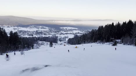 Esquiar-En-La-Hermosa-Naturaleza-Bávara-Al-Atardecer-En-Fichtelgebirge-Mehlmeisel