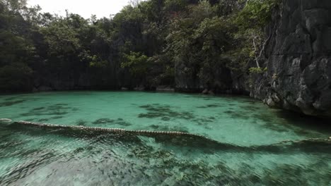 Fpv-Drone-Shot-De-Aguas-Turquesas-Poco-Profundas-Bahía-Y-Cuevas-En-Coron,-Palawan---Filipinas