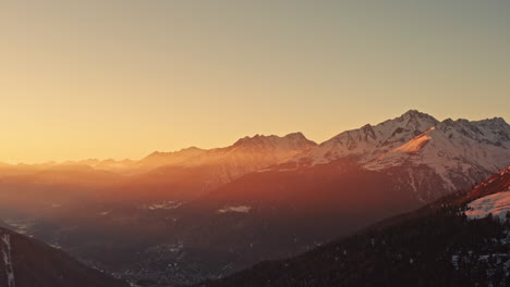 Malerischer-Warmer-Sonnenuntergang-über-Den-Italienischen-Alpen-Im-Winter
