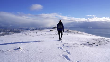 Männlicher-Wanderer,-Der-Durch-Den-Schnee-Auf-Dem-Gipfel-Der-Cuillin-Mountains-In-Schottland-Geht