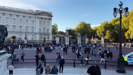 Pan-left-in-front-of-the-buckingham-palace-at-sunny-daytime
