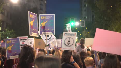 Murcia-Spanien---8.-März-2023:-Demonstration-Zum-Frauentag,-Parade-Auf-Der-Straße-Gran-Via-In-Der-Stadt-Murcia,-Wo-Viele-Frauen-Gleichheit,-Freiheit-Und-Menschenrechte-Fordern