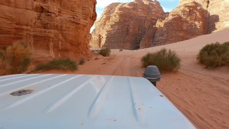Vista-Superior-De-Un-Jeep-En-El-Desierto