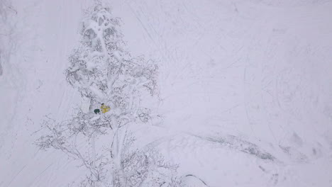 Mann-Schaufelt-Schnee-Im-Winter,-Luftaufnahme-Von-Oben-Nach-Unten