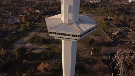 Geometrischer-Turm,-Besondere-Futuristische-Architektur-In-Buenos-Aires,-Luftaufnahme