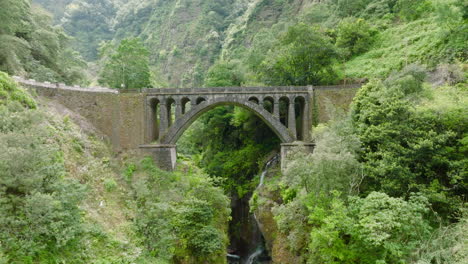 El-Viejo-Puente-Antiguo,-Centro-De-Madeira