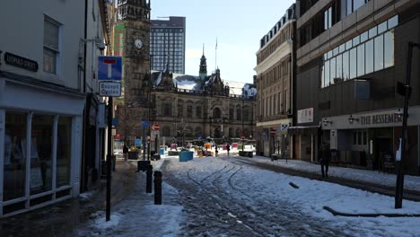 Gente-Caminando-En-Las-Calles-Nevadas-Y-Soleadas-Del-Centro-De-La-Ciudad,-Sheffield