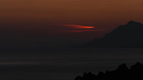 Sonnenuntergang-über-Der-Wunderschönen-Stadt-Makarska,-Kroatien,-Sonnenuntergang-über-Einer-Bergkette,-Goldene-Stunde,-Orangefarbene-Farben