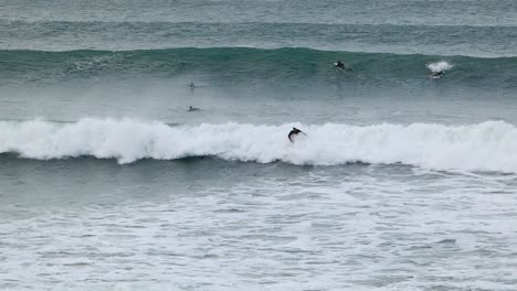 Surfer-Mit-Helm-Macht-Turn-Auf-Blauer-Welle-Und-Macht-Wiedereinstieg
