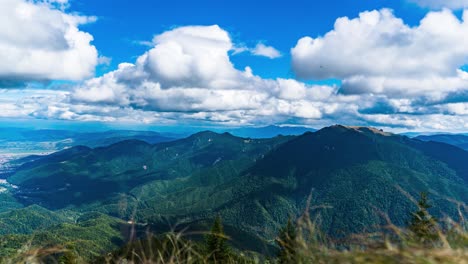 Zeitraffer-Mit-Einer-Grünen-Bergkette-Im-Hintergrund,-Wirbelnden-Dicken-Weißen-Wolken,-Sommer,-Poiana-Brasov,-Rumänien