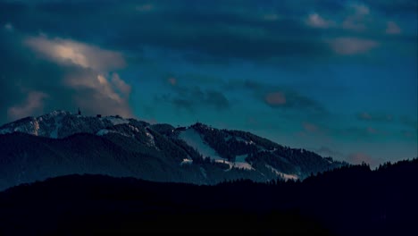 Sonnenuntergang-über-Dem-Skigebiet-Poiana-Brasov-In-Rumänien,-Zeitraffer-In-Den-Winterbergen,-Sich-Schnell-Bewegende-Weiße-Wolken