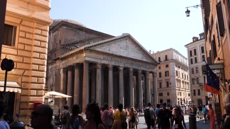 Turistas-Que-Visitan-El-Panteón-Y-La-Piazza-Della-Rotonda,-Roma,-Italia