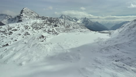 Depósito-De-Agua-Congelada-En-Los-Alpes-Suizos-En-Un-Día-Soleado