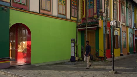 Passanten-Gehen-An-Dieser-Einzigartigen-Farbenfrohen-Chinesischen-Villa,-Dem-Haus-Von-Tan-Teng-Niah,-In-Little-India,-Singapur,-Vorbei