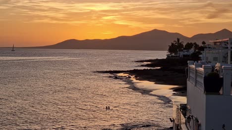 Zeitraffer-Des-Sonnenuntergangs-In-Puerto-Del-Carmen-An-Der-Küste-Von-Lanzarote,-Spanien