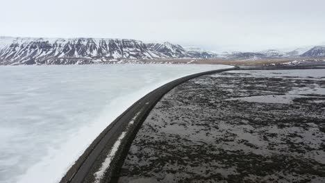 Road-trip-through-the-rugged-landscape-in-Iceland-by-4x4