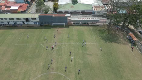 Overhead-Drohnenaufnahme-Eines-Amateur-Fußballspiels