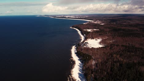 Drohnenflug-über-Das-Meer-Im-Winter-Gefrorene-Felsen-An-Der-Küste