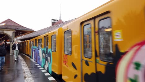 Historischer-Zug-Für-Den-öffentlichen-Nahverkehr-In-Berlin-Mit-Graffiti-Fährt-In-Den-Bahnhof-Ein
