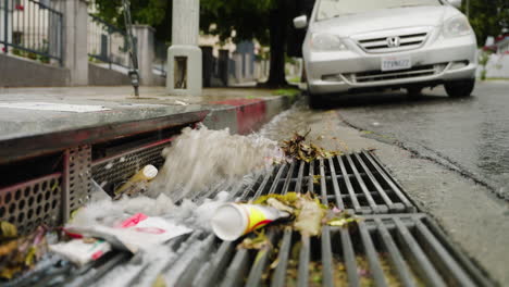 Un-Desagüe-Pluvial-Que-Cae-En-Cascada-Por-Las-Fuertes-Lluvias-En-La-Calle