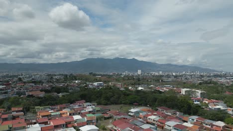 Drohnenaufnahme-Eines-Wunderschönen-Sonnigen-Himmels-über-San-Jose-Costa-Rica-Mit-Bergen-Im-Hintergrund