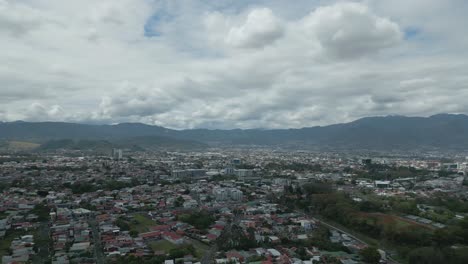 Schwenkdrohnenaufnahme-über-San-Jose,-Costa-Rica-Mit-Bergen-Im-Hintergrund