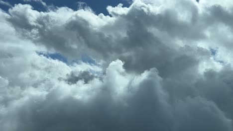 Flug-Durch-Die-Wolken:-Ein-Einzigartiger-Ausblick-Aus-Dem-Cockpit-Eines-Jets