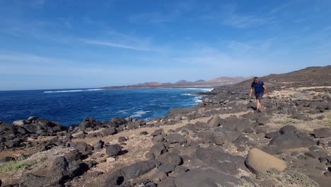 Wandern-An-Der-Küste-Von-Lanzarote,-Meer,-Felsen,-Wellen,-Sonne