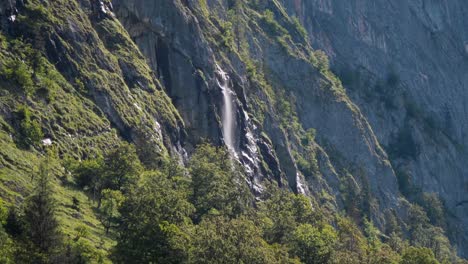 Wunderschöner-Wasserfall-Von-Einer-Klippe-Am-Königssee-Bayern-Deutschland
