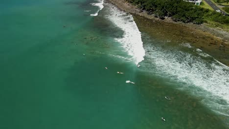 Surfer-Fängt-Welle-Auf-Rechter-Hand-Am-Strand-Mit-Heißem-Wasser