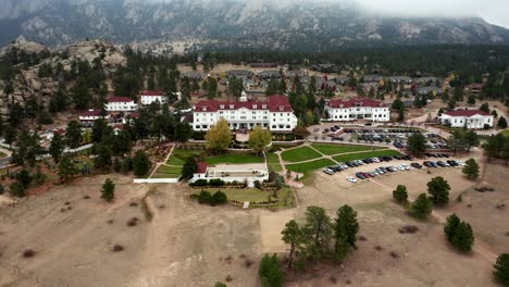 La-Vista-Aérea-Se-Aleja-Del-Hotel-Stanley-En-Estes-Park-Colorado-En-Un-Día-Nublado-De-Otoño