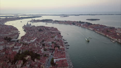 Luftaufnahme-Eines-Fluges-In-Richtung-San-Marco-über-Den-Canal-Grande-In-Der-Abenddämmerung,-Venedig,-Italien