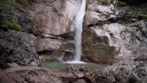 Wunderschöner-Wasserfall-Im-Wald,-Umgeben-Von-Bäumen