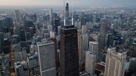 Aerial-view-in-front-of-the-875-North-Michigan-Avenue,-daybreak-in-Chicago,-USA---descending,-drone-shot