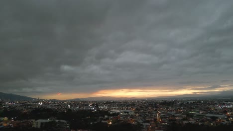 Drohnenaufnahme-Eines-Bewölkten-Sonnenuntergangs-über-San-Jose,-Costa-Rica