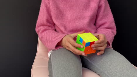 Lapso-De-Tiempo-De-Un-Niño-En-Edad-Escolar-Resolviendo-El-Cubo-De-Rubik