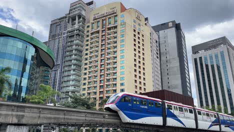 Hochgeschwindigkeitszug-Auf-Der-Einschienenbahn,-Der-Sich-Dem-Bahnhof-Bukit-Bintang-In-Kuala-Lumpur,-Malaysia,-Nähert