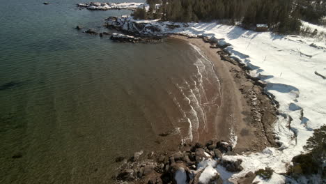 Vuelo-De-Drones-Sobre-El-Océano-En-Invierno-Con-Nieve-En-Chandler,-Quebec,-Canadá