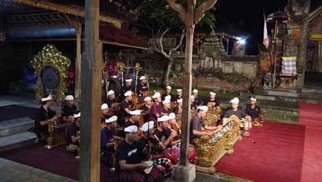 Balinesische-Musiker-Spielen-Gamelan-Musik-Im-Bali-Tempel-Bei-Nacht-Im-Dorf-Singapur
