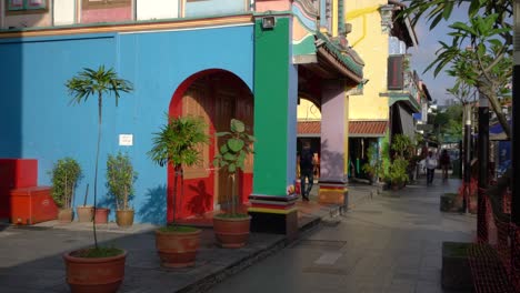 Tourists-and-passersby-walk-pass-the-House-of-Tan-Teng-Niah,-a-Chinese-Villa-nestled-in-Little-India,-Singapore