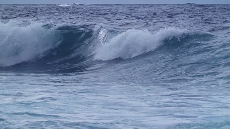 Meereswellen-Bilden-Sich-Und-Spritzen-Ins-Wasser,-Aufgezeichnet-In-Zeitlupe,-Natürliches-Meeresküstenumgebungskonzept
