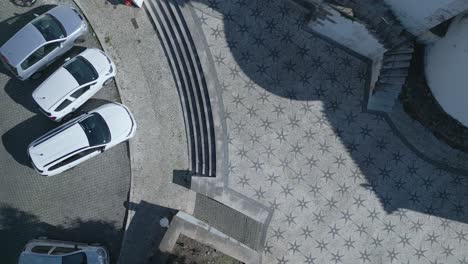 Luftaufnahme-Eines-Historischen-Wohnviertels-In-Lissabon,-Portugal,-Mit-Wunderschönen-Schatten