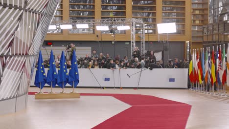 Representantes-De-Prensa-Esperando-El-Inicio-De-Una-Conferencia-Política-Durante-La-Cumbre-Del-Consejo-Europeo-En-Bruselas,-Bélgica