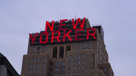 New-Yorker-Hotelschild-Von-Außen-In-New-York-City,-Nahaufnahme-Der-Außenfassade