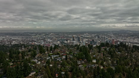 Portland-Oregon-Aerial-V119-Drohnenflug-über-Südwestliche-Hügelviertel-In-Richtung-Innenstadt,-Aufnahme-Des-Städtischen-Stadtbildes-Und-Der-Autobahnroute-Durch-Die-Stadt-–-Aufgenommen-Mit-Mavic-3-Cine-–-August-2022