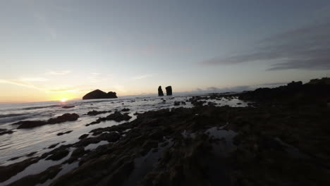 Niedrige,-Schnelle-FPV-Drohne,-Aufgenommen-Bei-Sonnenuntergang-An-Der-Felsigen-Meeresküste-Der-Azoren